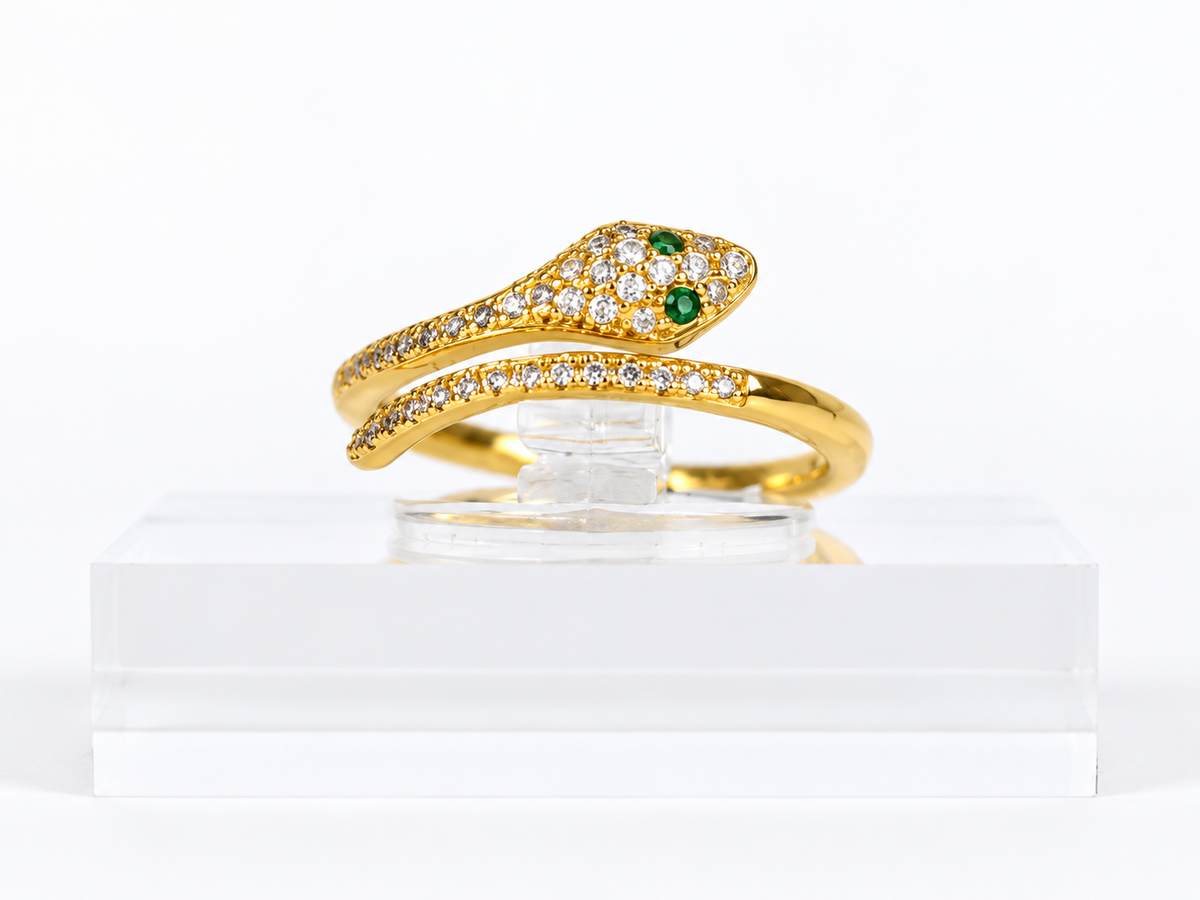 Bague serpent dorée aux pierres claires et aux yeux verts de la Maison Hind Kroussa