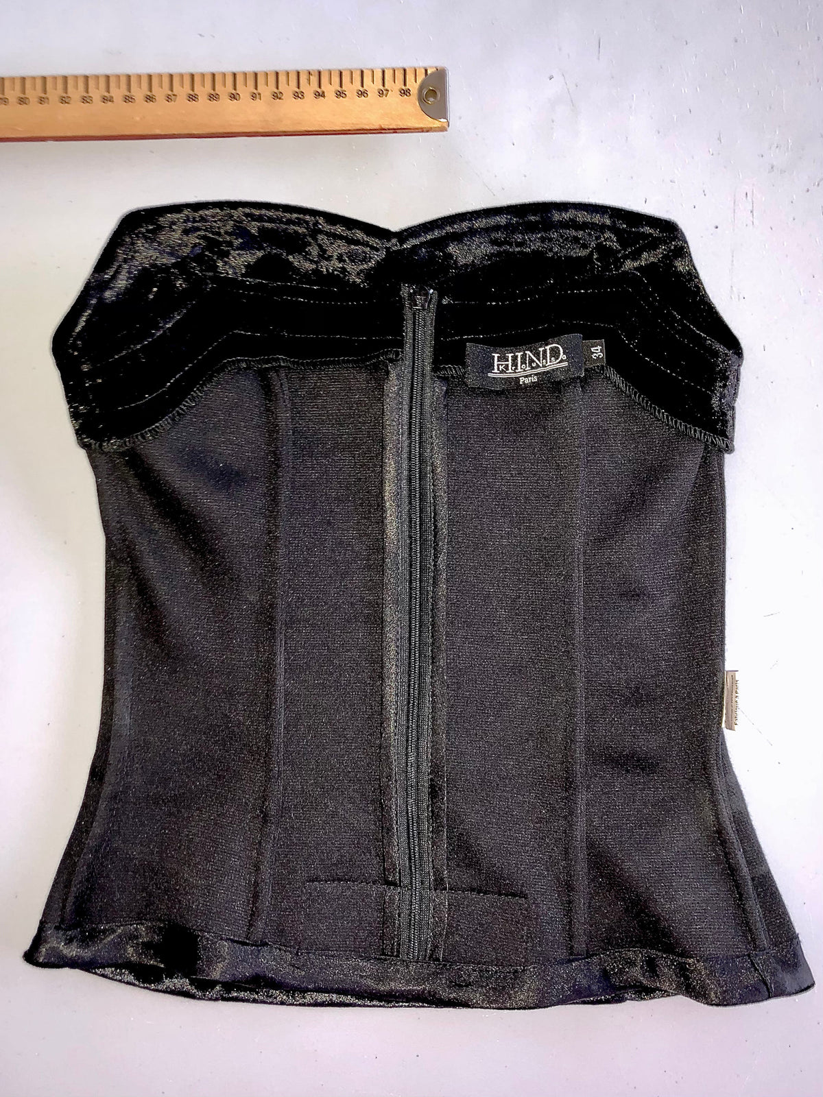 Intérieur d’un bustier noir Hind Kroussa : doublure, coutures et fermeture à glissière