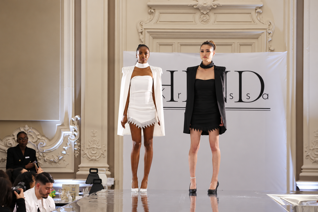 Capes et robes noires et blanches sur le podium du défilé parisien de 2022
