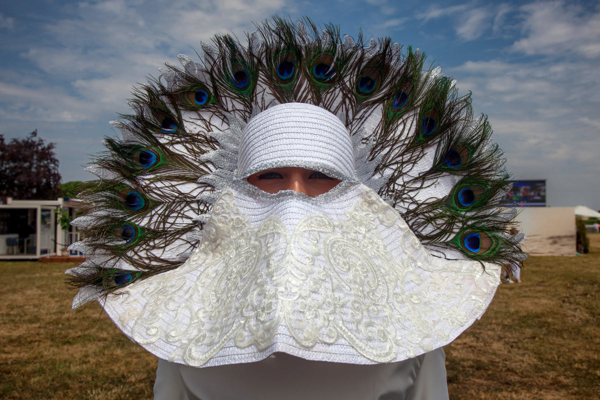 Création de chapellerie blanche ornée de plumes de paon au Prix de Diane