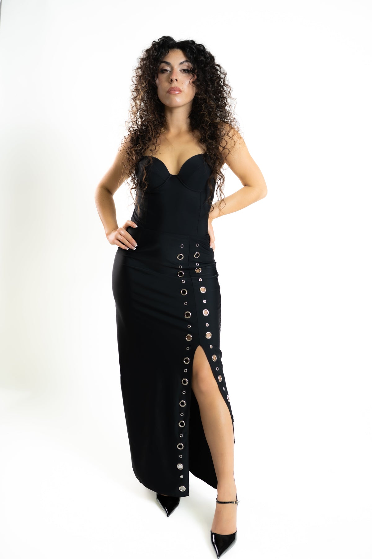 Robe noire à bustier et taille ajustée, photographiée en pied