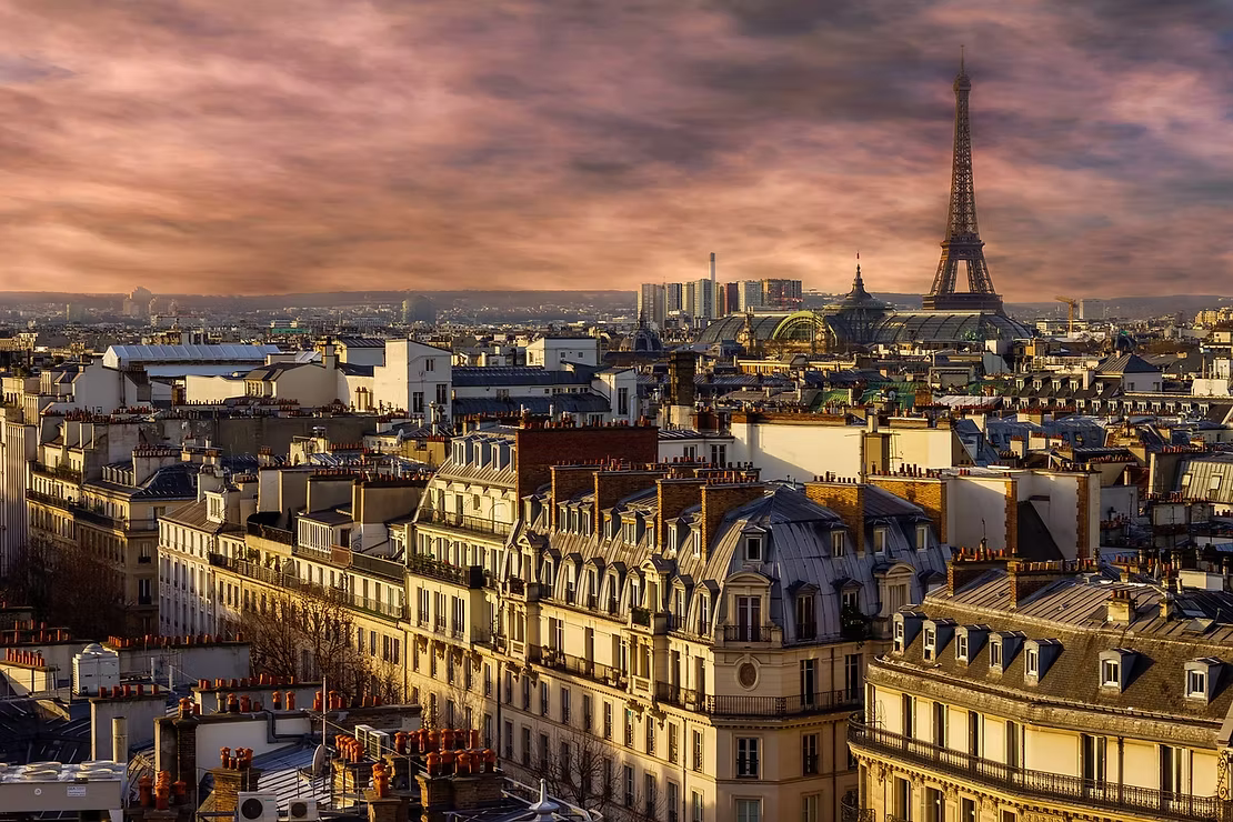 Architecture parisienne au coucher du soleil, inspiration de la Maison