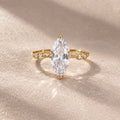 Bague plaqué or 14 carat cristal d'orfèvre blanc bague mariage évènement brillante lumineux pierre précieuse made in France Paris France parisienne française chic élégance précieuse 