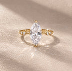 Bague plaqué or 14 carat cristal d'orfèvre blanc bague mariage évènement brillante lumineux pierre précieuse made in France Paris France parisienne française chic élégance précieuse 