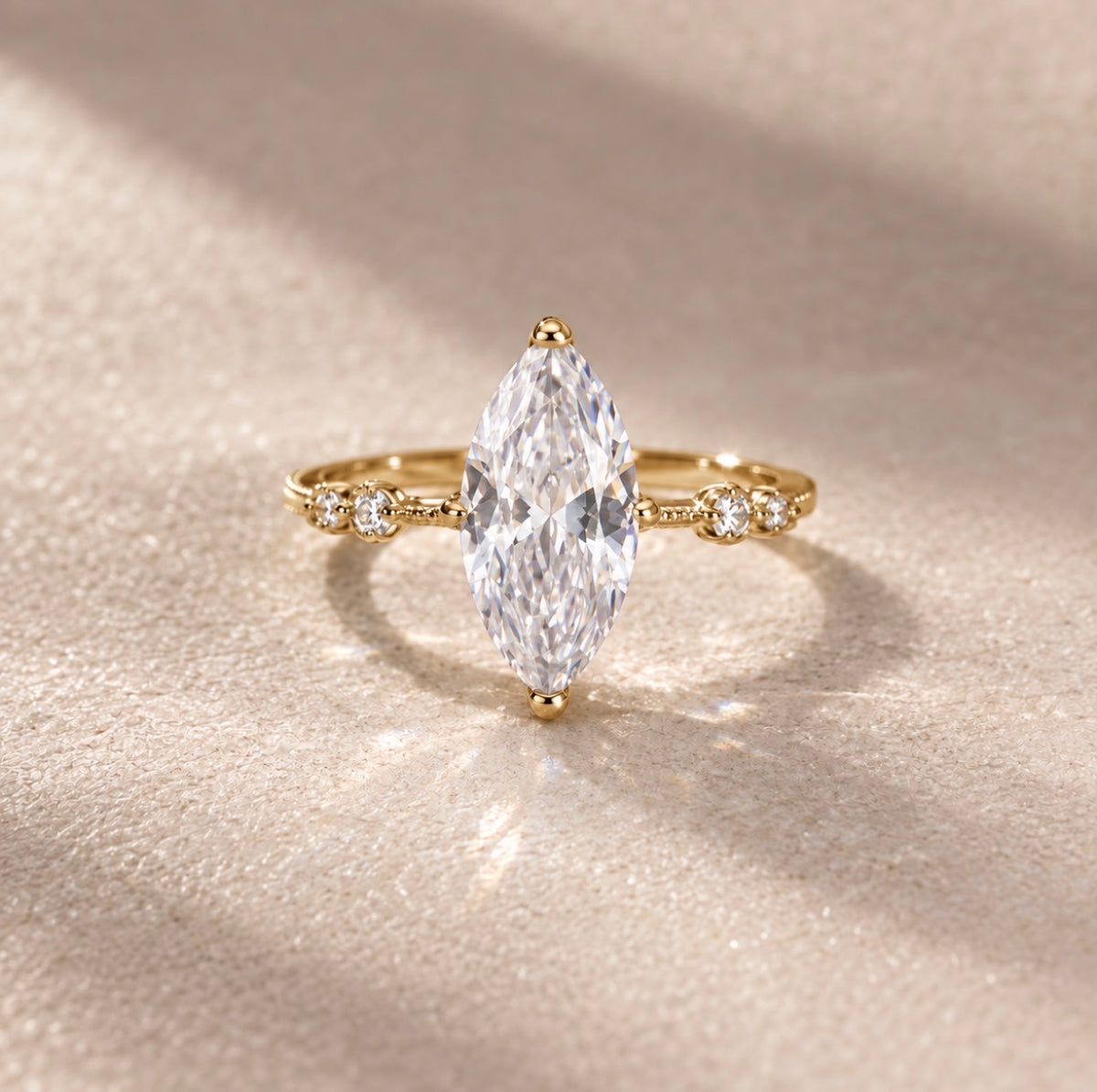 Bague plaqué or 14 carat cristal d'orfèvre blanc bague mariage évènement brillante lumineux pierre précieuse made in France Paris France parisienne française chic élégance précieuse 