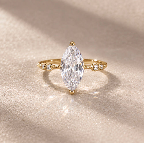 Bague plaqué or 14 carat cristal d'orfèvre blanc bague mariage évènement brillante lumineux pierre précieuse made in France Paris France parisienne française chic élégance précieuse 