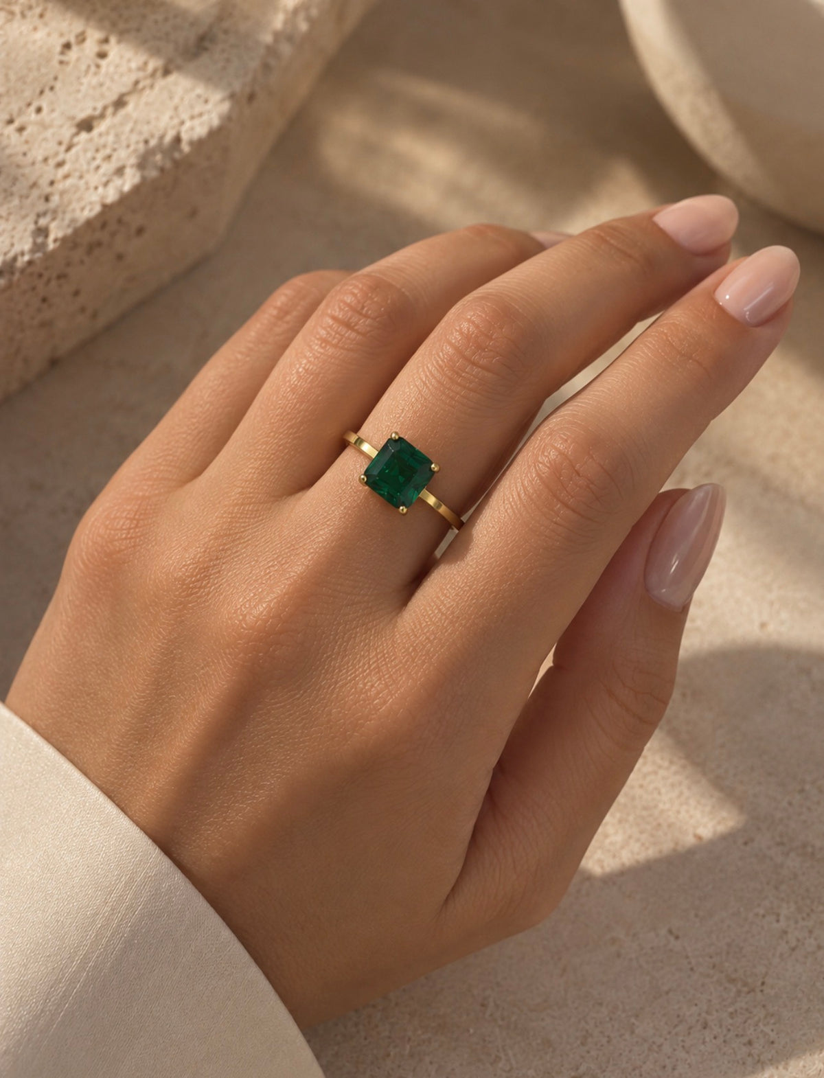 PARIS FRANCE fabriquée en France MADE in France Paris élégante chic élégance précieuse cristal émeraude bande originale unique pierre précieuse bijoux bijou joaillerie femme féminine féminine gracieuse discrète 