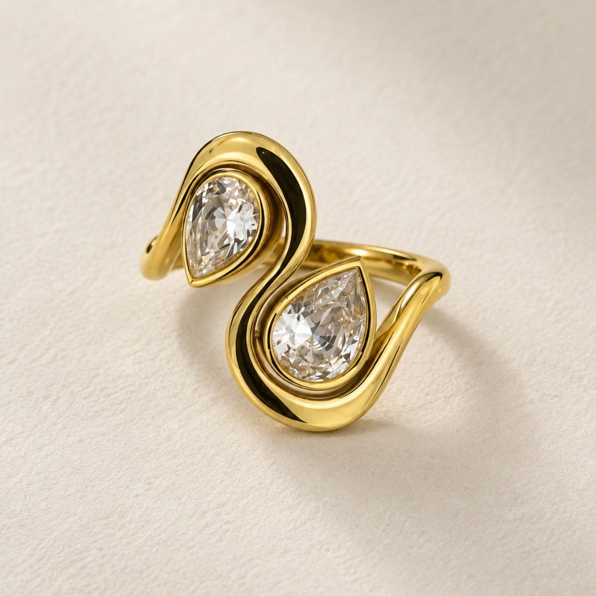Élégance chic paris parisienne française made in France Paris France bague cristal création unique moderne ondulation plaqué or 14 carat brillance