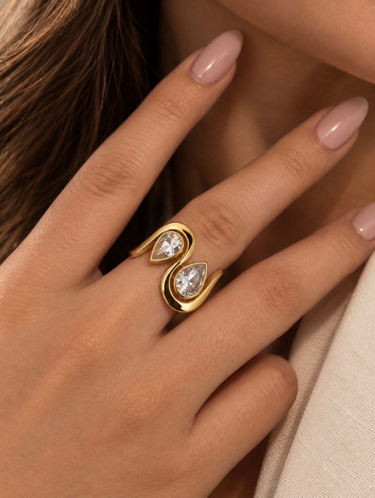 Élégance chic paris parisienne française made in France Paris France bague cristal création unique moderne ondulation plaqué or 14 carat brillance femme féminine 