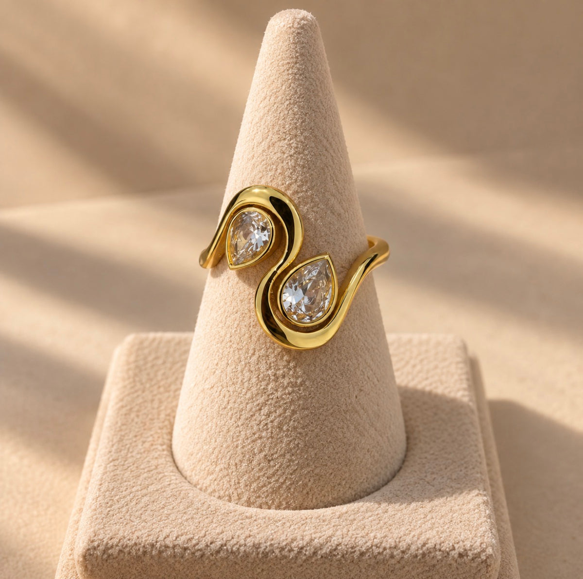 Élégance chic paris parisienne française made in France Paris France bague cristal création unique moderne ondulation plaqué or 14 carat brillance