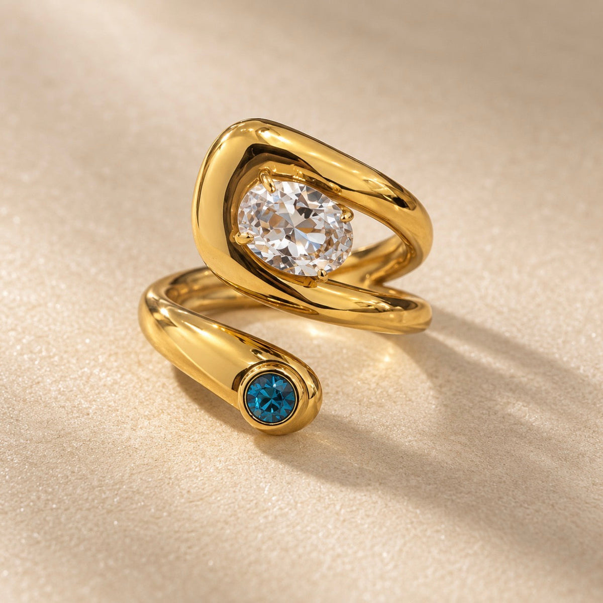 Brillance unique moderne raffinée cristal saphir doré plaqué or 14carat bleu blanc bague ondulation chic parisien élégance raffinement 