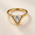 Bague anti inoxydable doré brillante triangulaire femme élégance discrète brillance cristal plaqué or 