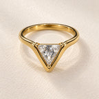 Bague anti inoxydable doré brillante triangulaire femme élégance discrète brillance cristal plaqué or 