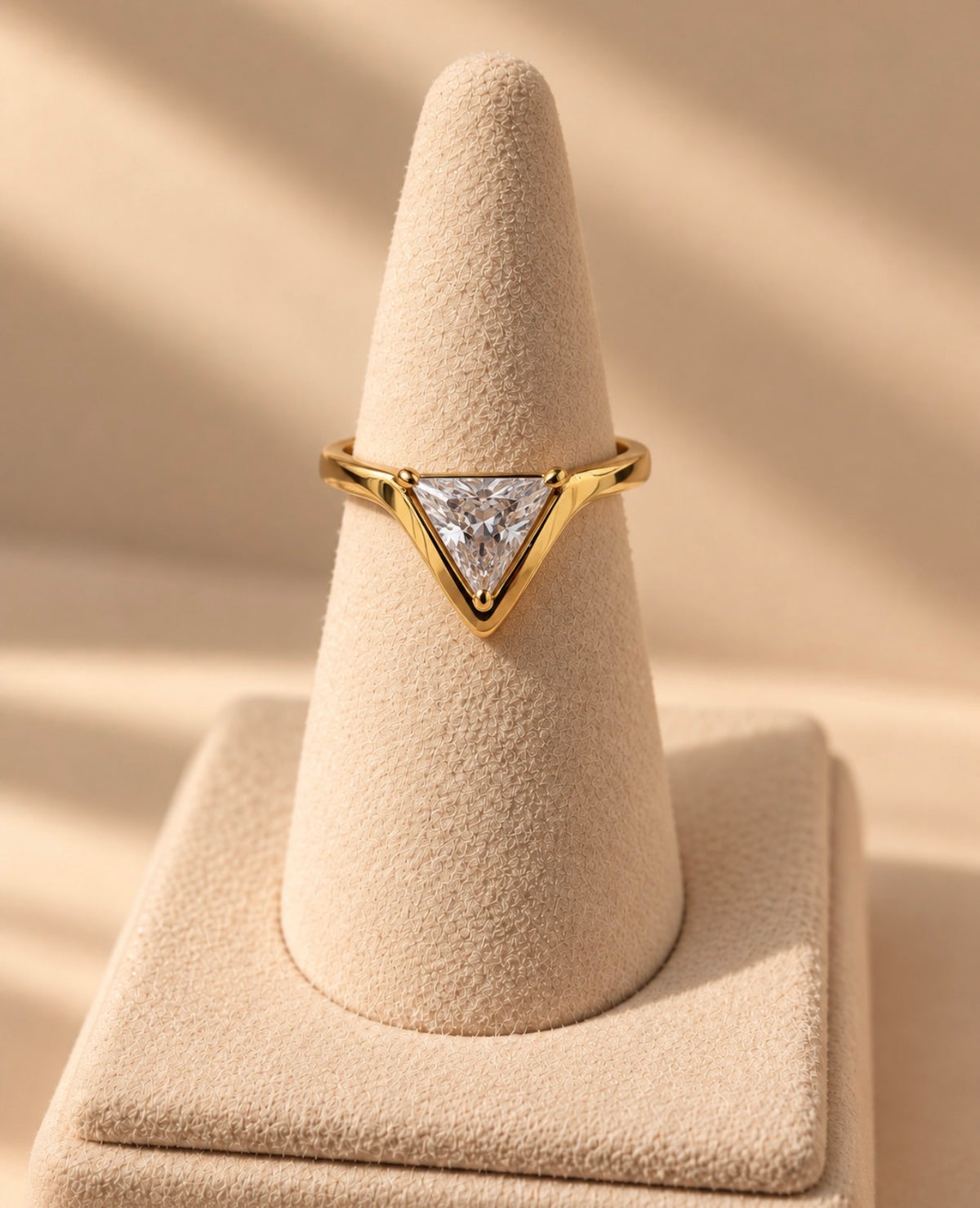 portant élégance femme féminine plaqué or doré cristal 14 carat lumineux parisienne fabriqué en France triangulaire silhouette élégance raffinée belle