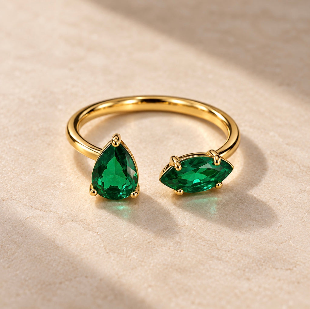 Bijoux, bague de pierre, pierre précieuse, émeraude à symétrie fluide. Sculptural, élégant, contemporain, intemporel, doré, vert, Fabriquant en France à Paris, Me de France midi Paris parisienne Femme féminin féminin. Féminin féminine.
