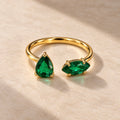 Bijoux, bague de pierre, pierre précieuse, émeraude à symétrie fluide. Sculptural, élégant, contemporain, intemporel, doré, vert, Fabriquant en France à Paris, Me de France midi Paris parisienne Femme féminin féminin. Féminin féminine.