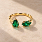 Bijoux, bague de pierre, pierre précieuse, émeraude à symétrie fluide. Sculptural, élégant, contemporain, intemporel, doré, vert, Fabriquant en France à Paris, Me de France midi Paris parisienne Femme féminin féminin. Féminin féminine.