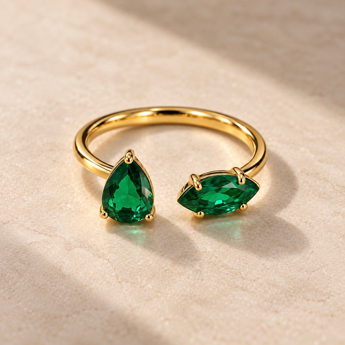 Bijoux, bague de pierre, pierre précieuse, émeraude à symétrie fluide. Sculptural, élégant, contemporain, intemporel, doré, vert, Fabriquant en France à Paris, Me de France midi Paris parisienne Femme féminin féminin. Féminin féminine.