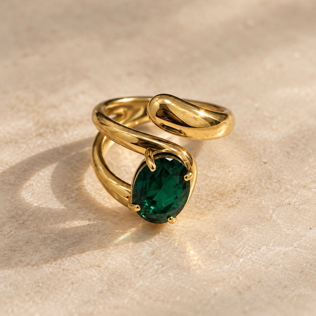 Femme féminin, émeraude plaquée or laiton, 14 carats élégance, Paris parisienne française, femme, France, féminin, accessoires joaillerie, bague bijoux Beaute, main, fabriquées en France, made in Paris