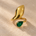 Bague, Bijoux, élégance, raffinée, plaqué or 14 carats, silhouette féminine, design, contemporain et intemporel, doré, émeraude, vert, pierre, précieuse
