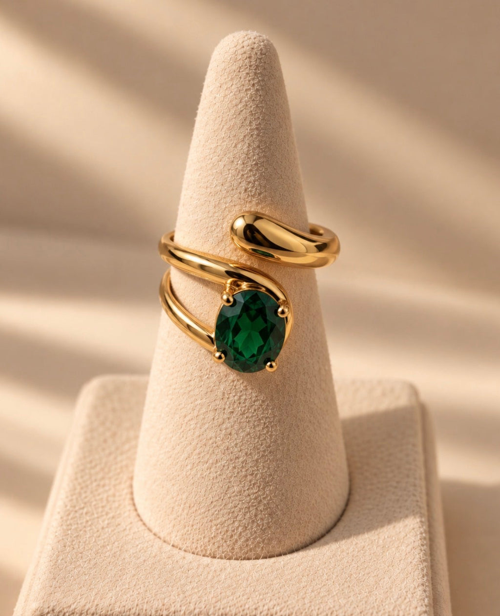 Made in, Paris, fabriqué en France Jewelry, bague émeraude, laiton, plaqué or 14 carat haut-de-gamme, premium luxe et élégant, beauté, belle féminin joyaux Pierre, précieuse unique, jolie, made in Paris, artisanat