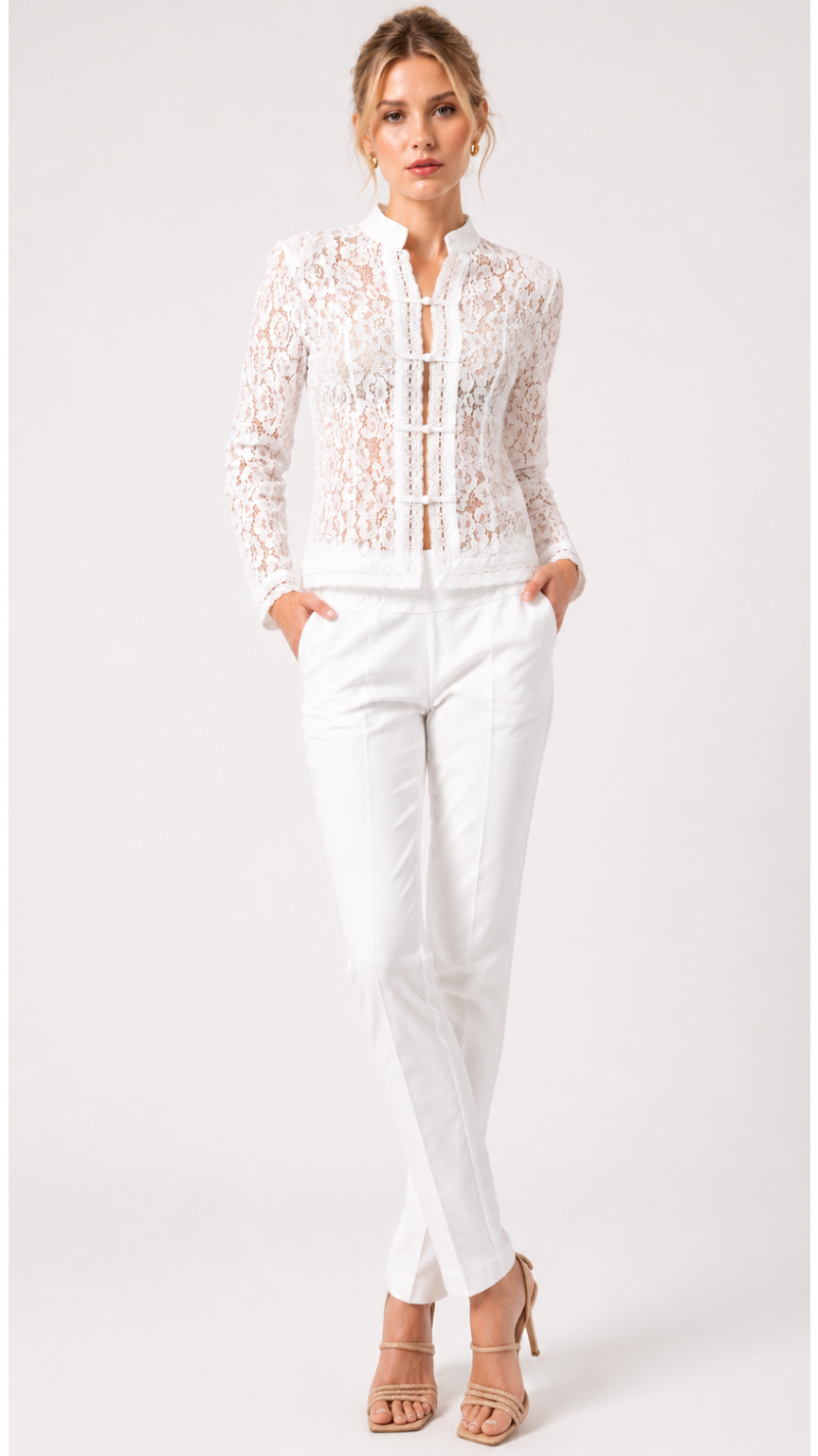 Chemise Alésia

Élégante et raffinée, la Chemise Alésia célèbre le savoir-faire parisien à travers une dentelle florale délicate et une silhouette féminine parfaitement structurée. Confectionnée à Paris, cette création allie légèreté, confort et sophistication pour accompagner chaque instant avec grâce.

Son col officier, ses finitions délicates et sa fermeture à brides inspirée de l’élégance couture lui confèrent une allure singulière et intemporelle. Une pièce d’exception qui sublime aussi bien un pantalo