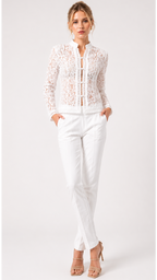 Chemise Alésia

Élégante et raffinée, la Chemise Alésia célèbre le savoir-faire parisien à travers une dentelle florale délicate et une silhouette féminine parfaitement structurée. Confectionnée à Paris, cette création allie légèreté, confort et sophistication pour accompagner chaque instant avec grâce.

Son col officier, ses finitions délicates et sa fermeture à brides inspirée de l’élégance couture lui confèrent une allure singulière et intemporelle. Une pièce d’exception qui sublime aussi bien un pantalo