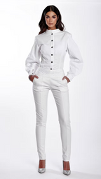 La chemise Thémis blanche est une pièce moderne et sophistiquée, brodée à la main.

Col officier.

Épaules structurées avec rembourrage et signées au nom de la maison.

Arabesques type rinceaux intrados formant une croix réalisée avec un fil métallique&nbsp; argenté qui englobent l'intégralité du dos.

Manches volumineuses aux formes exclusives de la maison, qui se clôturent par un bas de patte à double boutonnage.

Boutonnage tout le long de la chemise en acier inoxydable.

Coton bio noble, épais et opaque