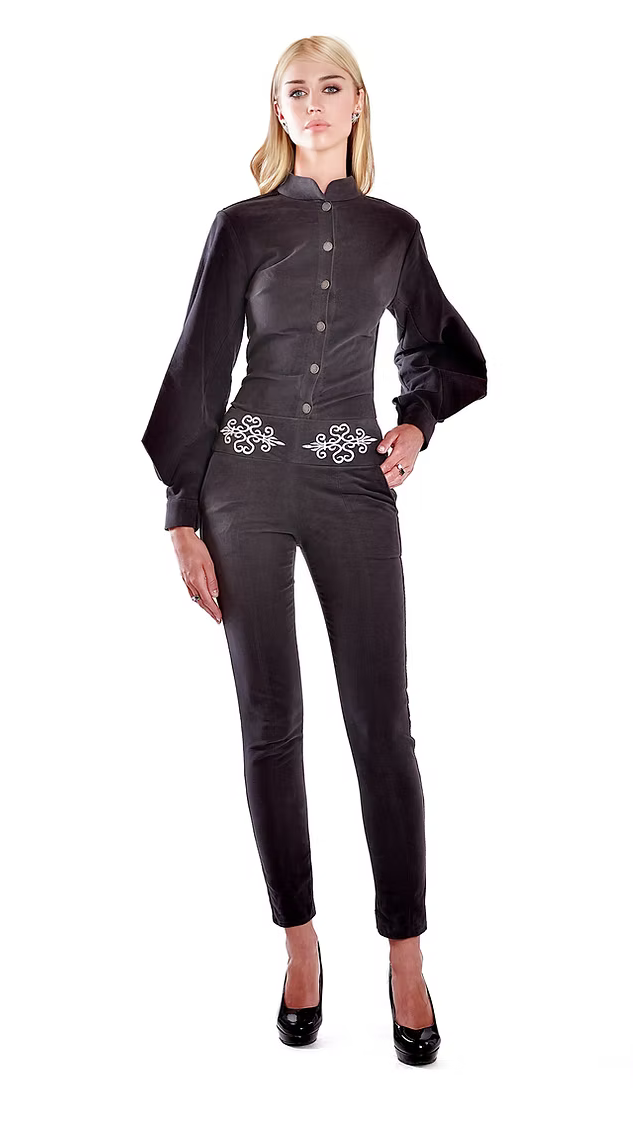 La chemise Thémis grise souris est une pièce moderne et sophistiquée, brodée à la main.

Col officier.

Épaules structurées avec rembourrage et signées au nom de la maison.

Arabesques type rinceaux intrados formant une croix réalisée avec un fil métallique  argenté qui englobent l'intégralité du dos.

Manches volumineuses aux formes exclusives de la maison, qui se clôturent par un bas de patte à double boutonnage.

Boutonnage tout le long de la chemise en acier inoxydable.

Coton bio noble, épais et opa