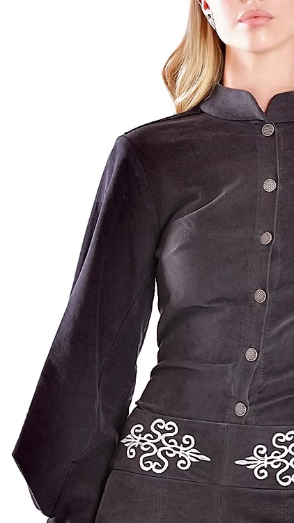 La chemise Thémis grise souris est une pièce moderne et sophistiquée, brodée à la main.

Col officier.

Épaules structurées avec rembourrage et signées au nom de la maison.