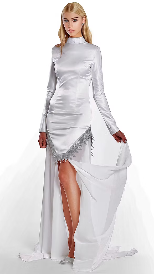 La robe Aphaïa blanche arrive à mi-cuisse suivie de son voile et est brodée à la main à partir d’un fil métallique argenté.

Col officier signé au nom de la maison, ton sur ton.

Épaules structurées avec rembourrage.

Manches longues tailleurs.

Arabesques formant des rinceaux végétaux du vie siècle s'enchaînant en bas de robe formant un demi pentagon devant et un W derrière.

Voile blanc en mousseline de soie avec transparence sur la longueur des jambes formant une traîne.

Fente centrale à l’avant jusqu’a