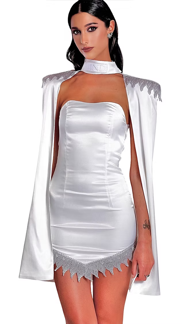La robe Artémis blanche avec sa cape Apollon sont brodées à la main à partir d’un fil métallique argenté.

Robe Artémis :&nbsp;

Bustier arrivant à mi-cuisse.

Col-cœur couvrant l’intégralité de la poitrine en la rehaussant et en épousant ses formes.

Sans bretelles ni armatures.

Arabesques formant des rinceaux végétaux du VIe&nbsp;siècle formant un V à l’avant et à l'arrière du bord du bas de la robe.

Fermeture zippée invisible au dos de 32 cm.

Coupe ajustée affinant la taille.

Soie naturelle d’un fini