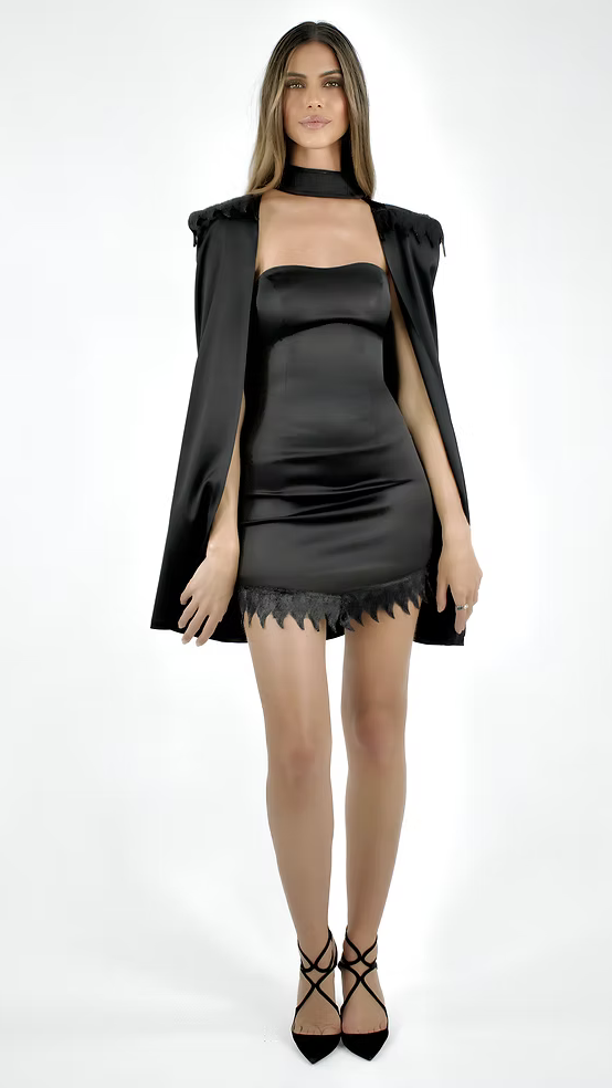 La robe Artémis noire avec sa cape Apollon sont brodées à la main à partir d’un fil métallique ton sur ton.
Robe Artémis : 

Bustier arrivant à mi-cuisse.

Col-cœur couvrant l’intégralité de la poitrine en la rehaussant et en épousant ses formes.

Sans bretelles ni armatures.

Arabesques formant des rinceaux végétaux du VIe siècle formant un V à l’avant et à l'arrière du bord du bas de la robe.

Fermeture zippée invisible au dos de 32 cm.

Coupe ajustée affinant la taille.

Soie naturelle d’un fini sati