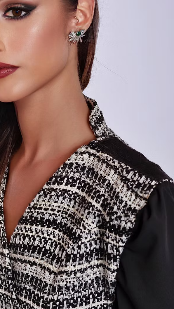 La robe croisée blazer Atropos en tweed noir et blanc arrivant à mi-cuisse est brodée à la main à partir d’un fil indéchirable.

Demi-col officier au dos.

Encolure en V à l’avant couvrant l’intégralité de la poitrine.

Épaules structurées avec rembourrage et signées au nom de la maison.

Manches bouffantes en mousseline de soie noire, accompagnées d’un bas de patte en tweed à double boutonnage.

Arabesques type mosaïque romaine à motifs géométrisés du IIIème siècle soulignant le creux de la tailles
