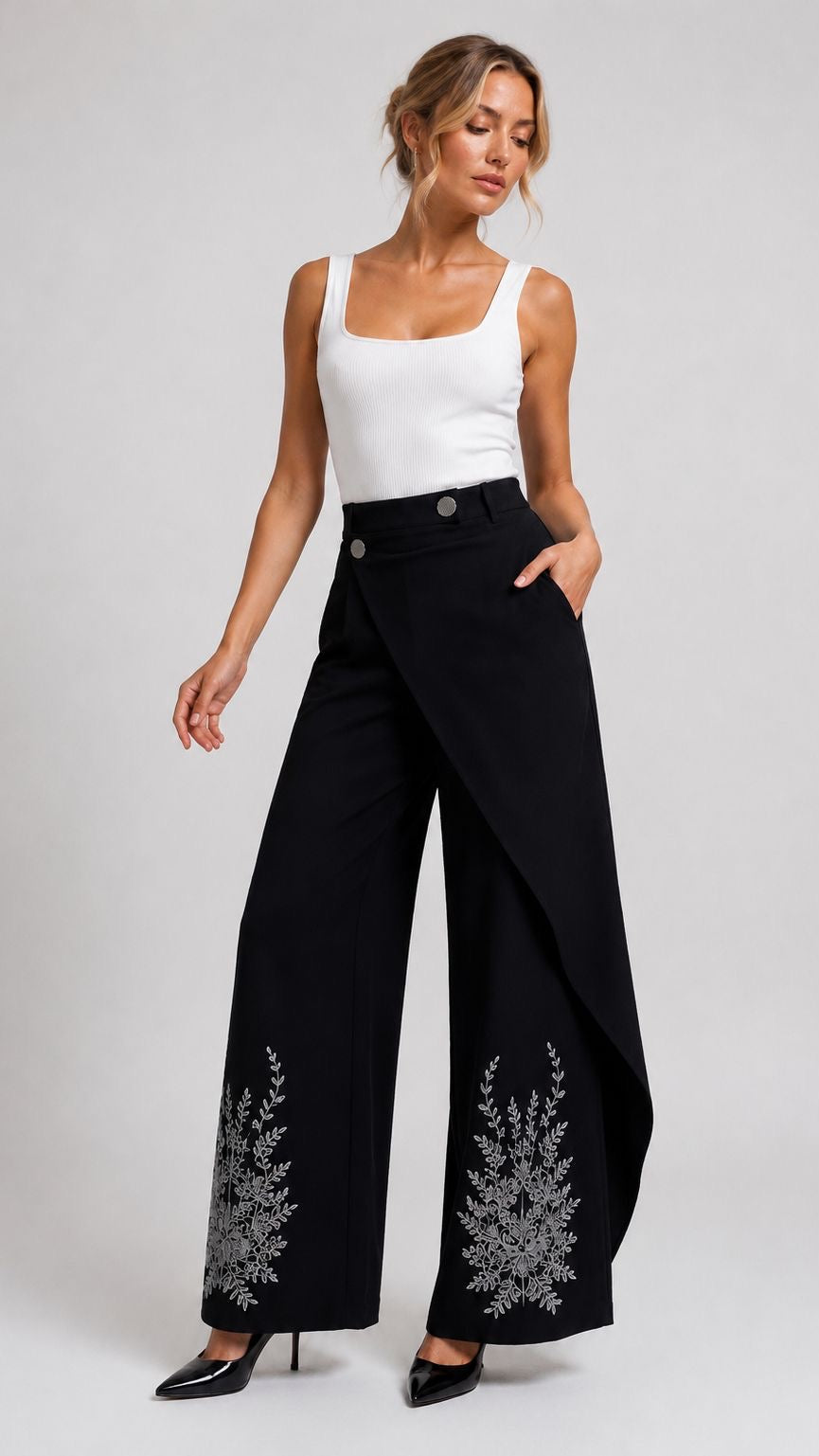 Le Pantalon Élysée revisite le pantalon de tailleur avec une silhouette contemporaine et raffinée. Sa taille haute, sa coupe large et son pan asymétrique apportent du caractère tout en allongeant la silhouette. Les broderies floralesdélicatement placées au bas des jambes contrastent avec le noir profond du tissu et signent une esthétique élégante et intemporelle.

Confectionné avec soin à Paris, ce pantalon femme fabriqué en France allie confort, qualité et finitions haut de gamme. Facile à associer, il se 