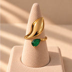 Émeraude, pierre, précieuse, bague, haut-de-gamme, design, ouvert à symétrique unique, contemporain, fabriqué en France, qualité conçu pour durée, circuit court, bijoux, bague émeraude, pierre, précieuse, lait, étang, plaqué or 14 carats, création, original