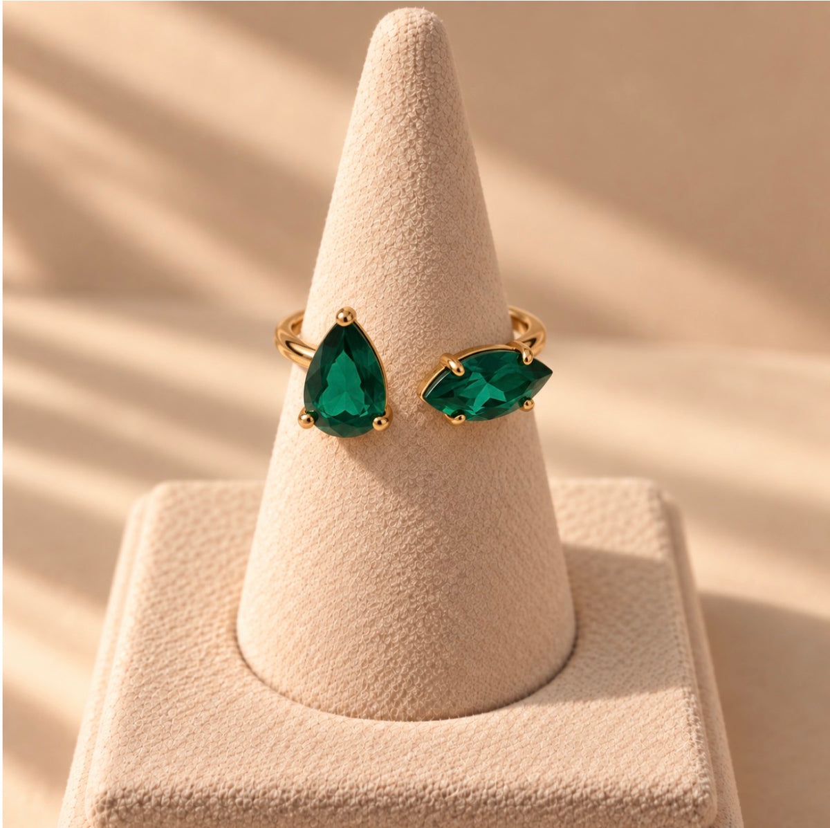 France française parisienne, Mode Jorie, bijoux, bague émeraude, pierre, précieuse laiton, 14 carats doré. Or, vert, fabriquer à Paris, modèle unique, artisanale, artisanale, bijoux Joaillerie  