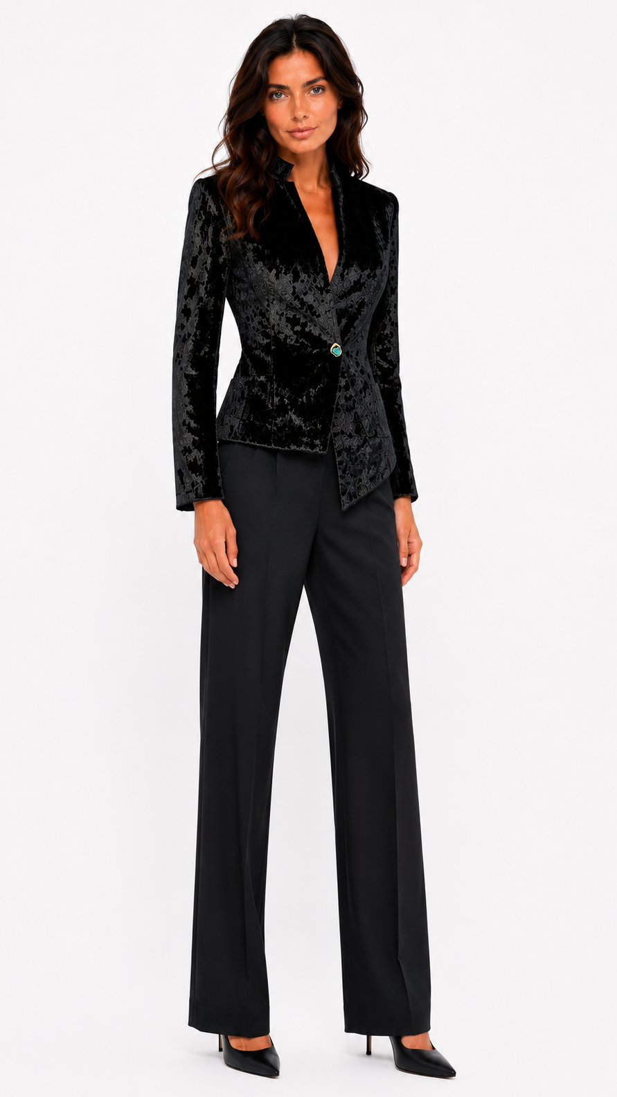 ### Veste Opéra Asymétrique

La veste **Opéra Asymétrique** incarne l’élégance théâtrale et le savoir-faire de la Maison Hind Kroussa Paris. Confectionnée à Paris dans un somptueux velours martelé de coton, elle séduit par ses reflets changeants et sa texture riche qui lui confèrent une allure singulière.

Sa coupe structurée, délicatement cintrée à la taille, est sublimée par une ligne asymétrique signature qui apporte mouvement et caractère à la silhouette. Son col graphique prolonge harmonieusement l’enc