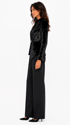 Veste Opéra Asymétrique

La veste Opéra Asymétrique incarne l’élégance théâtrale et le savoir-faire de la Maison Hind Kroussa Paris. Confectionnée à Paris dans un somptueux velours martelé de coton, elle séduit par ses reflets changeants et sa texture riche qui lui confèrent une allure singulière.

Sa coupe structurée, délicatement cintrée à la taille, est sublimée par une ligne asymétrique signature qui apporte mouvement et caractère à la silhouette. Son col graphique prolonge harmonieusement l’enc