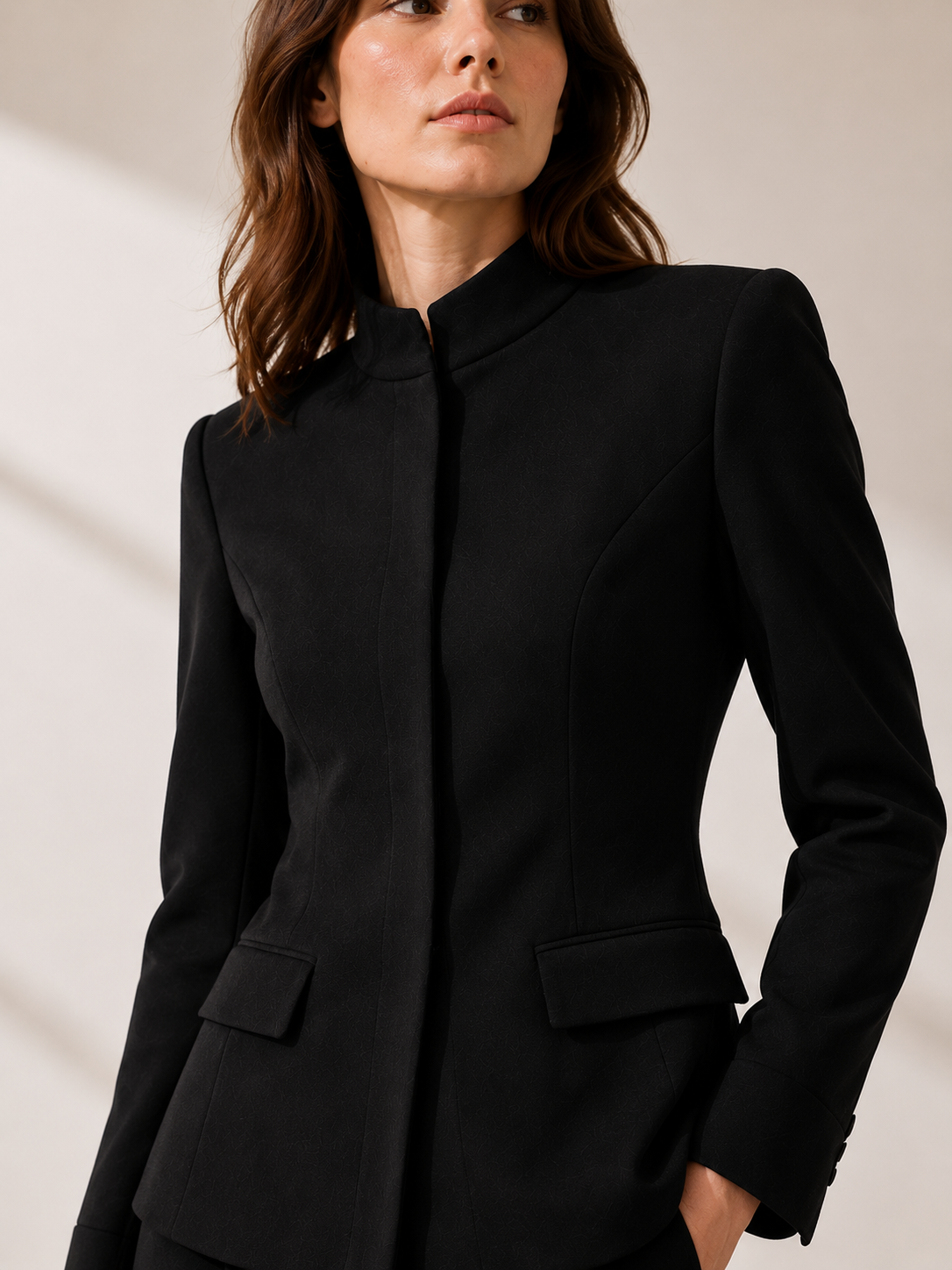Veste Passy Noire

La **Veste Passy Noire** incarne l'élégance contemporaine à travers une silhouette structurée, féminine et intemporelle. Pensée pour les femmes exigeantes, cette veste de tailleur noire sublime naturellement la silhouette grâce à ses découpes cintrées, son **col officier épuré et sa fermeture invisible, qui lui confèrent une allure minimaliste et sophistiquée.

Confectionnée avec le plus grand soin dans les ateliers de MAISON HIND KROUSSA PARIS, cette veste haut de gamme fa