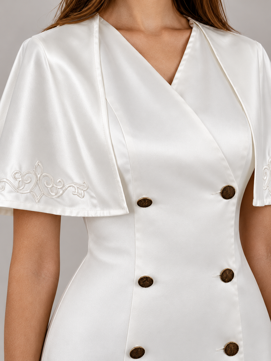 Robe cape Astérope blanche — détail broderie