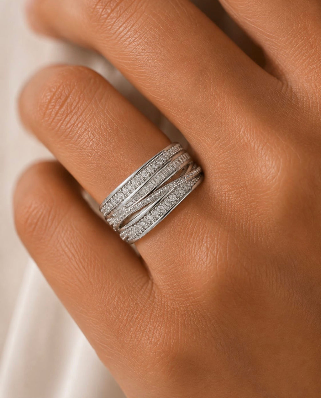 Bague argentée large à plusieurs rangs portée