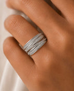 Bague argentée large à plusieurs rangs portée