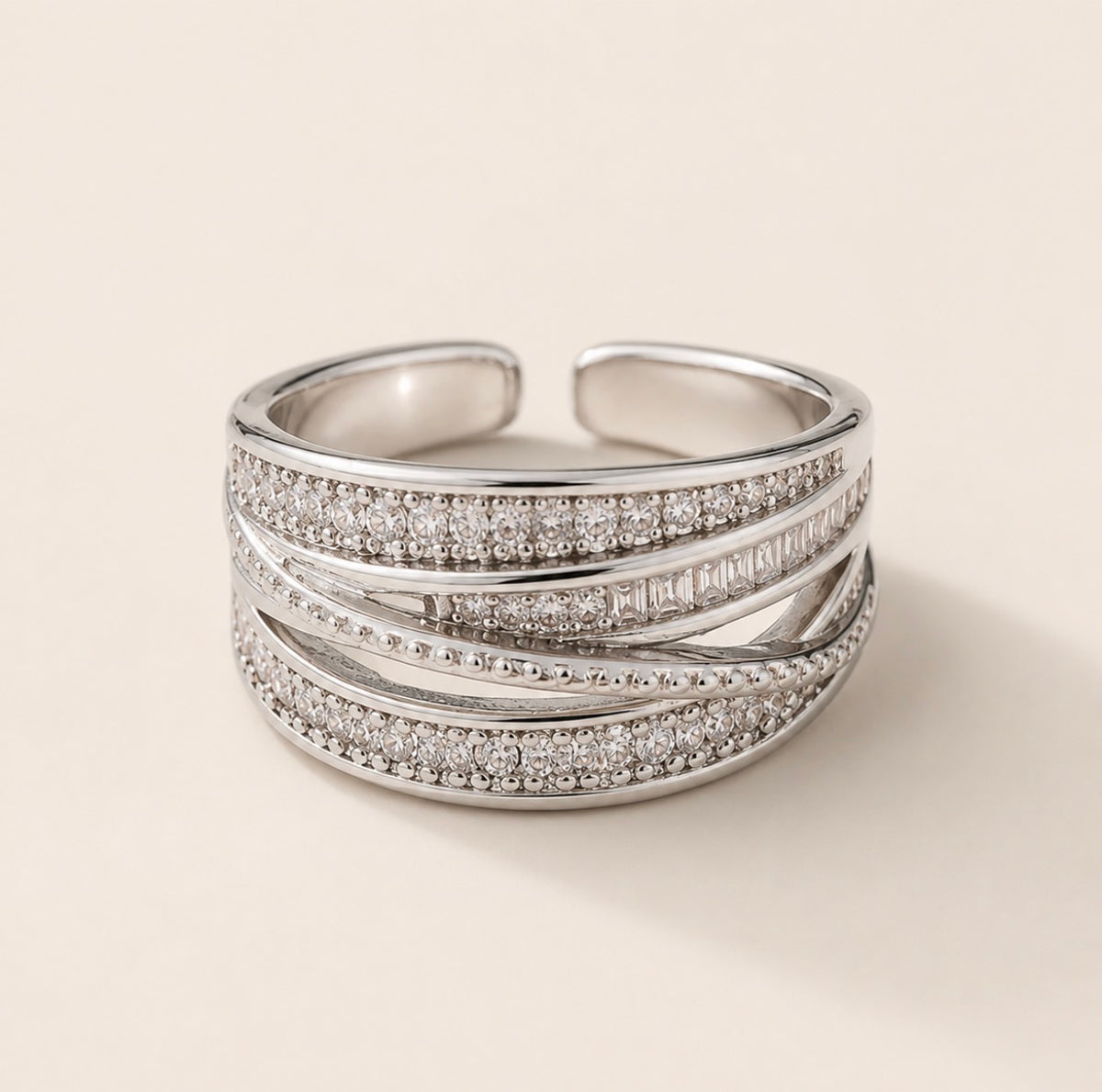 Bague argentée multirang sertie de petites pierres transparentes
