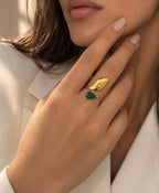 Bague dorée à grande feuille portée près du visage