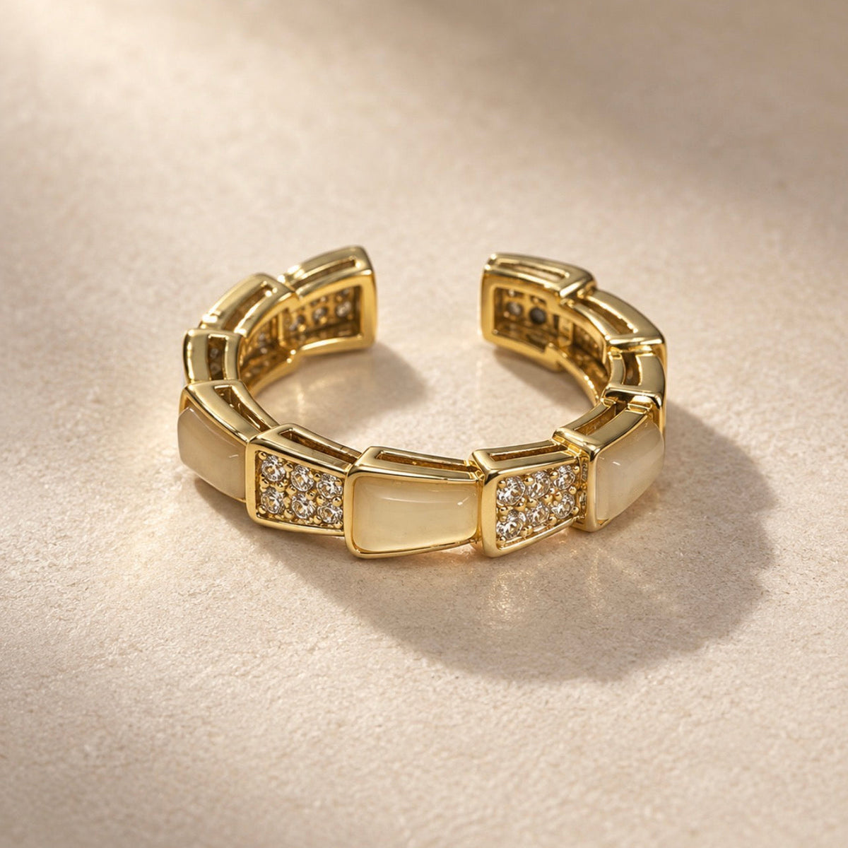 Bague dorée à maillons rectangulaires sertis de pierres claires