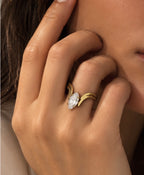 Anillo dorado con piedra de talla marquesa junto al rostro
