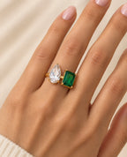 Bague dorée à pierre verte et goutte transparente portée