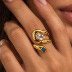 Bague dorée à pierres transparente et bleue portée