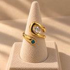 Bague dorée en spirale bicolore sur présentoir conique